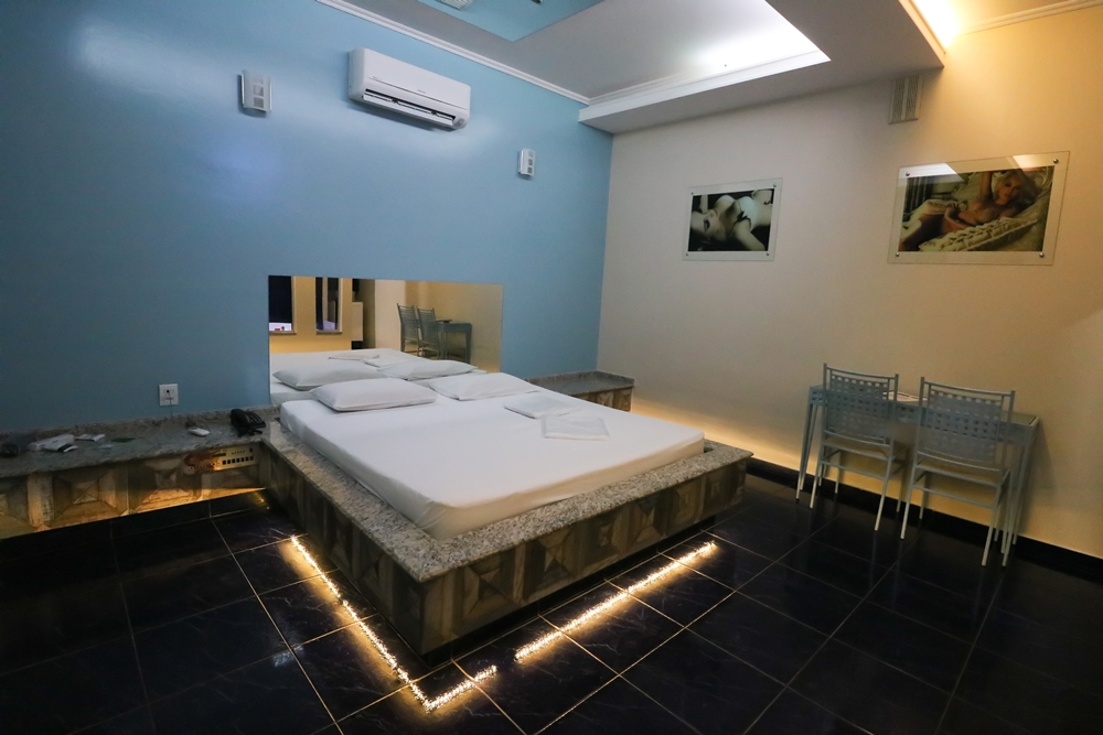 Foto da Glamour no Motel Psiu com Cadeira erótica — suíte temática em Catanduva
