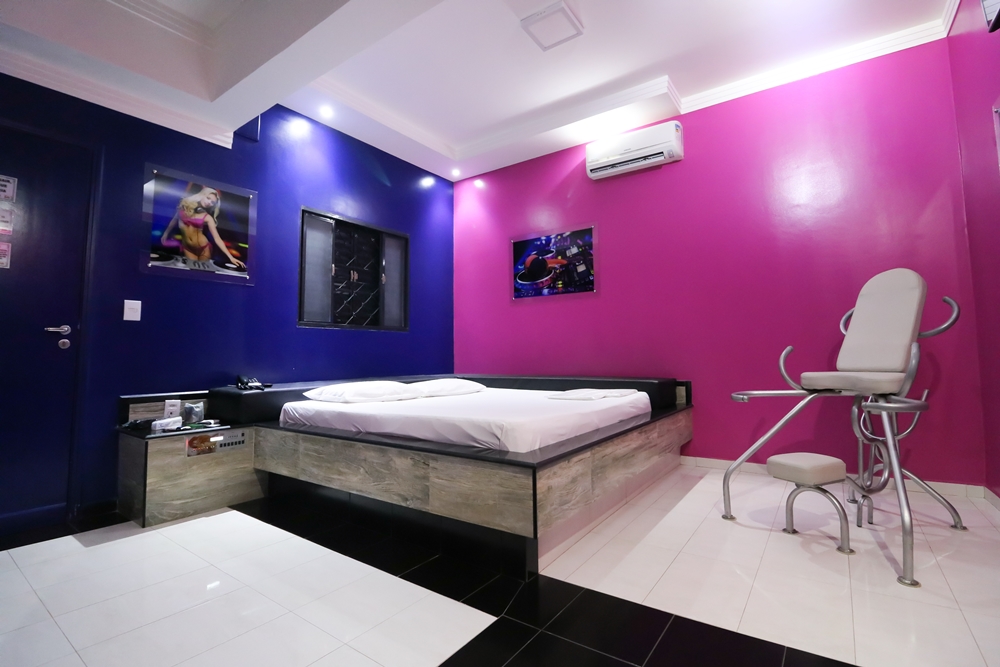 Foto da Charme no Motel Psiu com Serviço de quarto — suíte temática em Catanduva